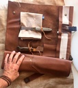 CUC002_Faldon-delantal-y-estuche-de-cuero-_CUC_03